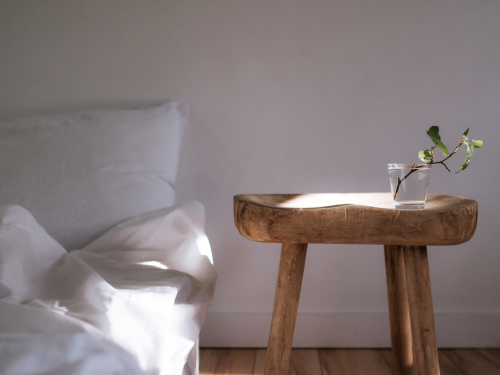 Für Zeitungen und Bücher über Lesebrillen bis zu Schalen mit Snacks, der Babyrassel und Smart-Home Utensilien brauchen alle Generationen Ablageflächen neben ihren Sitzgelegenheiten.